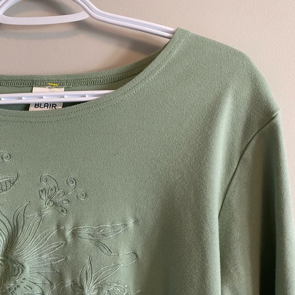 SOLD ✨ Embroidered 3/4 sleeves top 🌿 - Picture 2 of 5